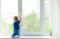 осторожно: ребенок может выпасть из окна - фото - 1