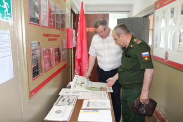 глава района посетил мобильный агитационный и стационарный пункт по отбору на военную службу по контракту - фото - 2