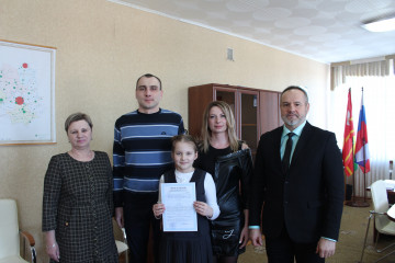 глава района вручил молодой семье сертификат - фото - 2