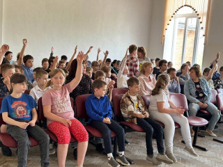 «безопасные дороги — наше общее дело!» - Госавтоинспекция Смоленской области провела пропагандистскую акцию по правилам дорожного движения в общеобразовательном центре «Южный» - фото - 7