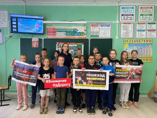 на базе летнего лагеря в МБОУ «Екимовичская средняя школа» сотрудники полиции провели акцию «Сохрани жизнь: уроки безопасности с Госавтоинспекцией - фото - 1