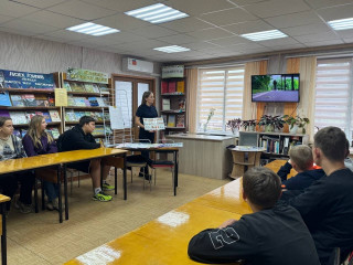 «с СИМ безопасно колесим!»: акцию под таким названием провели сотрудники Госавтоинспекции МО МВД России «Рославльский» в МБУ «Шумячская централизованная библиотечная система» - фото - 2