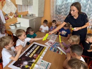 в Шумячском муниципальном округе инспектор Госавтоинспекции провела акцию «Засветись и пристегнись» - фото - 2