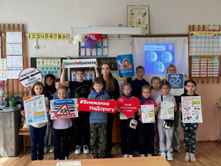 сотрудники Госавтоинспекции совместно с ЮИД провели акцию «Движ по правилам» - фото - 4