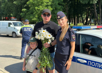 в Рославле в преддверии дня семьи, любви и верности сотрудники Госавтоинспекции провели необычную акцию «Соблюдай ПДД – Сохрани семью» - фото - 6