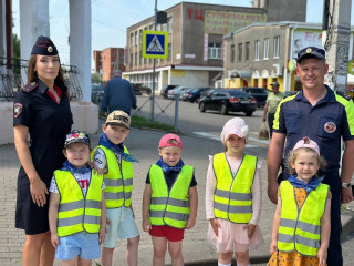 в Рославле сотрудники Госавтоинспекции вместе с юными инспекторами дорожного движения установили «Трафарет безопасности» - фото - 7
