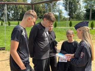 в Рославле Смоленской области сотрудники Госавтоинспекции провели акцию «Мото-осведомленность: Знай правила – будь в безопасности!» - фото - 2