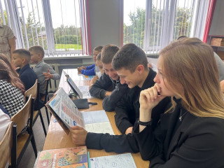 «за безопасность – вместе» акцию под таким названием провели сотрудники Госавтоинспекции МО МВД России «Рославльский» совместно с ОСБ ДПС УМВД России по Смоленской области для учащихся в МБОУ «Астапковичская средняя школа» - фото - 4