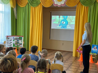«азбука безопасности» - акцию под таким названием провели сотрудники Госавтоинспекции Смоленской области для дошкольков из детского сада «Ладушки» - фото - 4