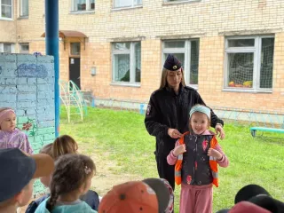 урок дорожной безопасности в детском саду «Золотой ключик» г. Рославля провели сотрудники Госавтоинспекции - фото - 7