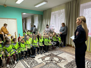 в Рославле Смоленской области прошла профилактическая акция «Сердце для мамы», приуроченная ко Дню матери - фото - 6