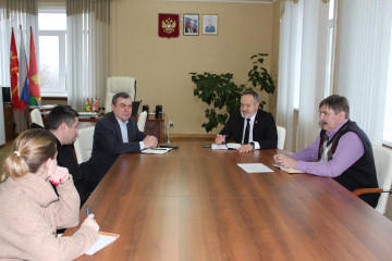 состоялась встреча Главы Шумячского муниципального округа Д.А. Каменева и представителей ООО "Смоленская картофельная фабрика" - фото - 1