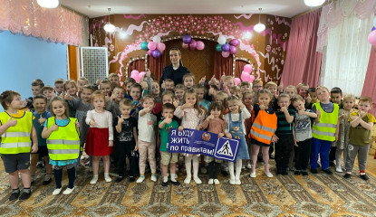 «по правилам» - профилактическую акцию провели сотрудники Госавтоинспекции МО МВД России «Рославльский» для дошкольников Детского сада «Золотой ключик» - фото - 1