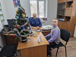 в преддверии Нового года прокурор Шумячского района встретился с юным жителем, участником движения Юнармия - фото - 3