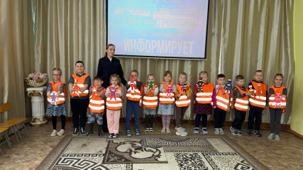 в Рославле сотрудники Госавтоинспекции МО МВД России «Рославльский» провели акцию «Засветись, чтобы быть в безопасности» для юных пешеходов - фото - 11