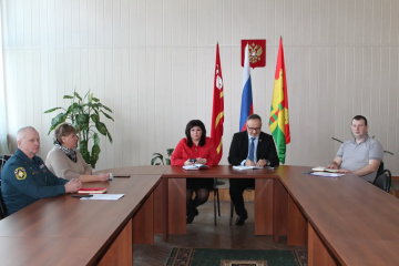 провели рабочее совещание с участием руководителей организаций и предприятий Шумячского муниципального округа - фото - 2