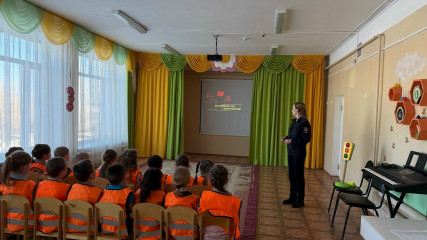 в Рославле сотрудники Госавтоинспекции провели профилактическую акцию «Безопасность детей на дороге – наш приоритет» в МБДОУ «Ладушки» - фото - 4