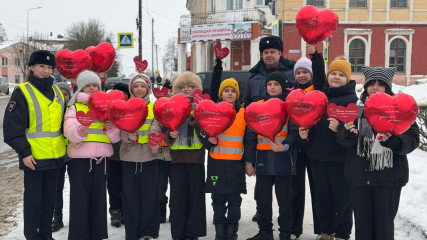 в Рославле сотрудники Госавтоинспекции совместно с ЮИДовцами из МБОУ «Средняя школа № 1» провели профилактическую акцию «С любовью к ПДД» - фото - 10