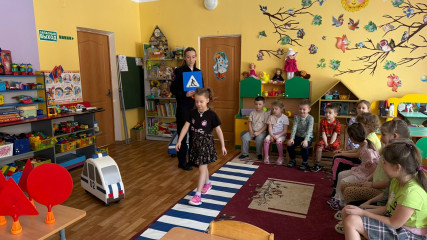 «засветись» - акцию под таким названием провели сотрудники Госавтоинспекции МО МВД России «Рославльский» с юными участниками дорожного движения - фото - 4