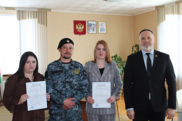 глава округа вручил молодым семьям сертификаты на приобретение жилья - фото - 1