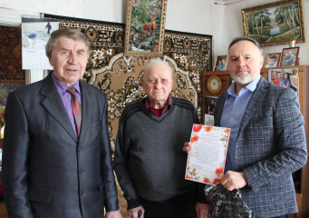 глава Шумячского округа совместно с председателем районного Совета ветеранов поздравили долгожителя с юбилеем - фото - 1