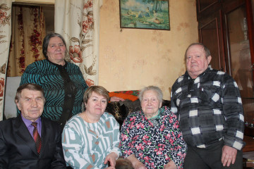 заместитель Главы Шумячского муниципального округа совместно с председателем районного Совета ветеранов поздравили долгожителя с юбилеем - фото - 1