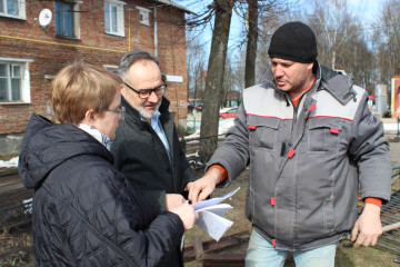 глава муниципального округа проинспектировал проведение ремонта фасада здания Шумячского музея - фото - 3