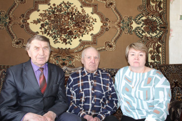 заместитель Главы Шумячского муниципального округа совместно с председателем районного Совета ветеранов поздравили долгожителя с юбилеем - фото - 1