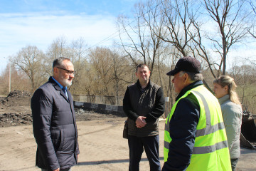 глава Шумячского муниципального округа проинспектировал ход ремонта моста через реку Шумячка - фото - 3