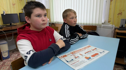 сотрудники Госавтоинспекции МО МВД России «Рославльский» провели урок безопасности в школе - фото - 6