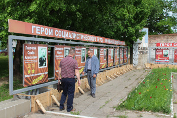 в посёлке Шумячи продолжается реализация инициативного проекта по благоустройству территории по адресу: улица Советская, вблизи дома № 74 - фото - 2