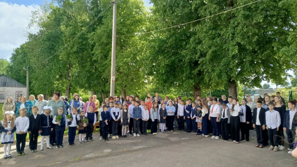 в школах Шумячского муниципального округа прозвучал Последний звонок - фото - 7