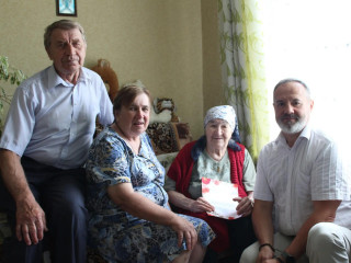 глава Шумячского муниципального округа совместно с председателем районного Совета ветеранов поздравили долгожителя с 95-летием - фото - 2